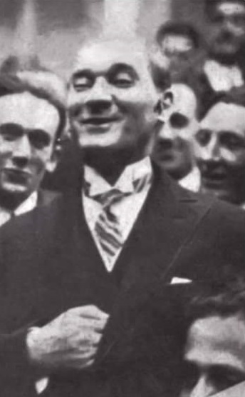 Tatlı gülüş pek yaraşır
Gözleri ömre bedel