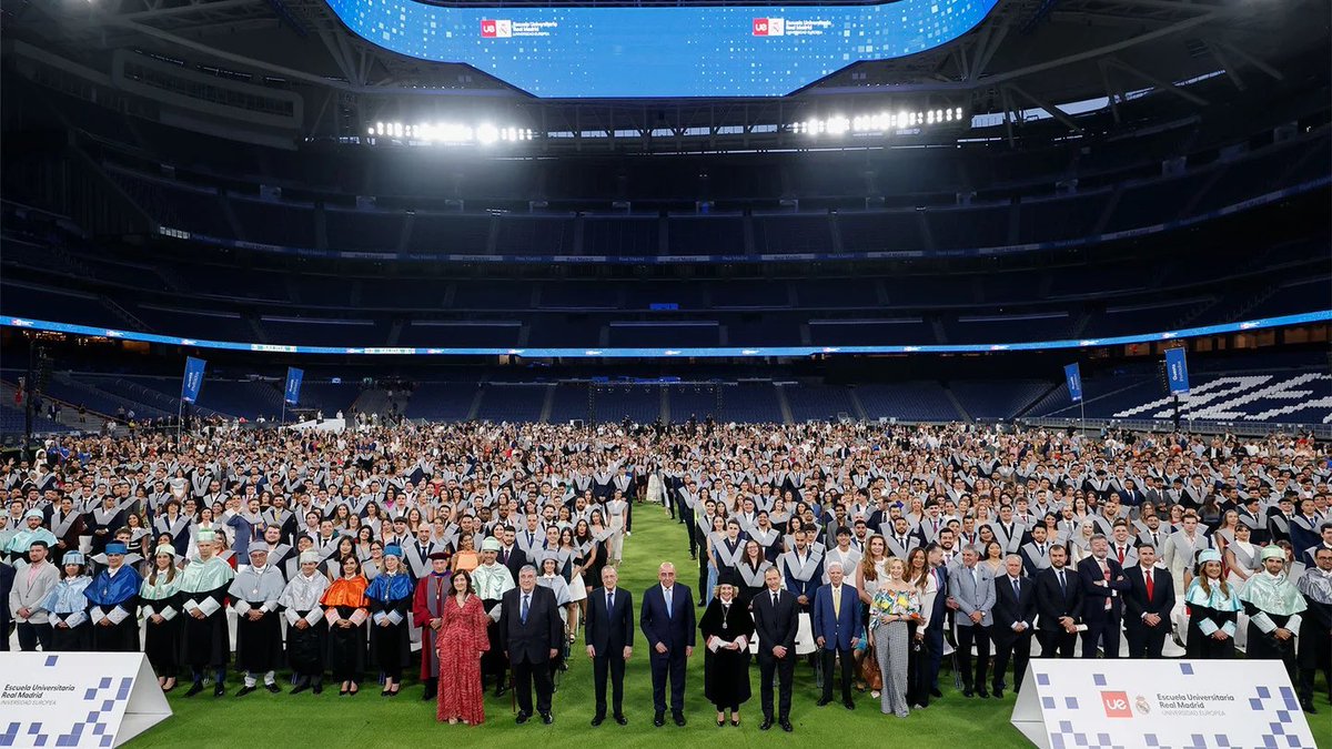 theMadridZone's tweet photo. Real Madrid University graduation at the Santiago Bernabéu today. 🎓 https://t.co/7VLjOumvGU