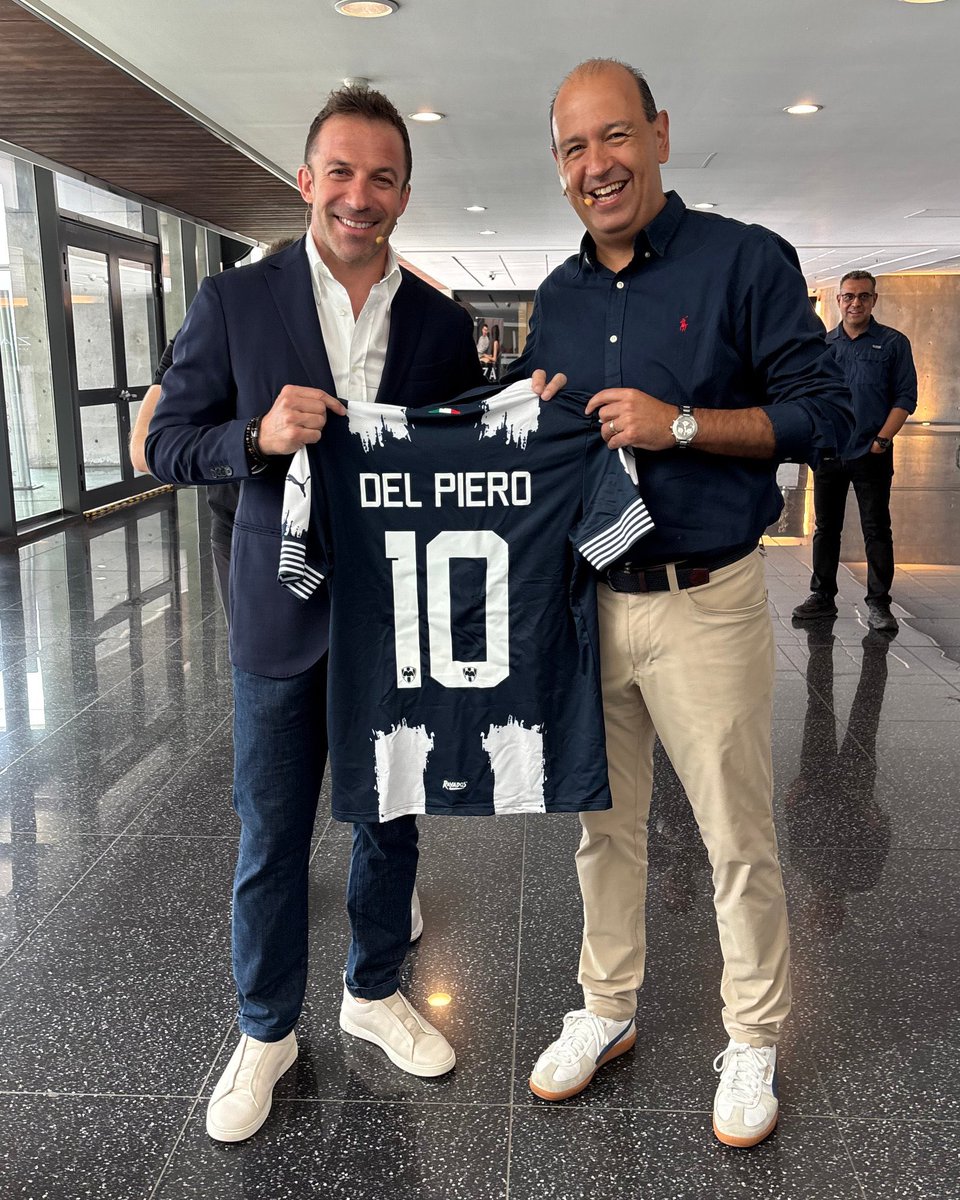 Alessandro Del Piero recibió de regalo el jersey de Rayados para el Mundial de Clubes. ¡Es el refuerzo que necesitamos! 😅🇮🇹