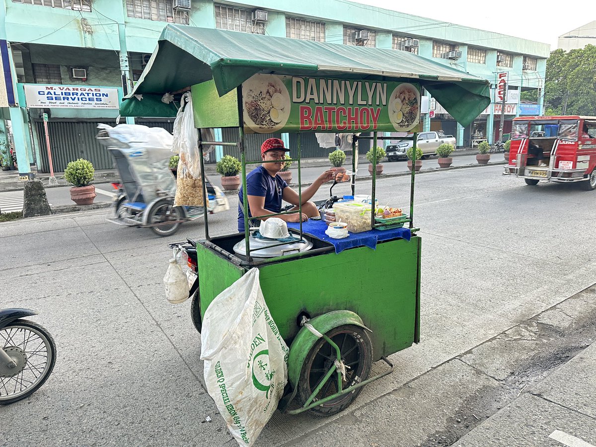 phl_trip's tweet image. フィリピン(イロイロ市)

BATCHOY(ヌードル)
60ペソ=約155円

ニンニクとレバーのスライスが絶妙、癖になる味です。

#フィリピン #ストリートフード #BATCHOY