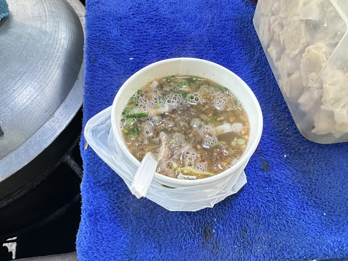 phl_trip's tweet image. フィリピン(イロイロ市)

BATCHOY(ヌードル)
60ペソ=約155円

ニンニクとレバーのスライスが絶妙、癖になる味です。

#フィリピン #ストリートフード #BATCHOY