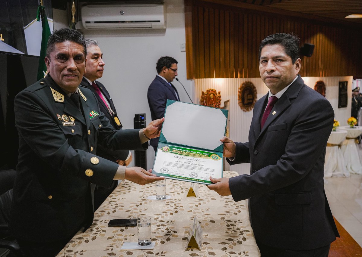 DirincriPNP's tweet photo. #12Junio 📸 | En una ceremonia significativa por el 44.º aniversario de creación institucional de la División de Investigación de Denuncias Derivadas del Ministerio Público de la #DirincriPNP, se felicitó a los valerosos pesquisas por el trabajo que desempeñan. 👏 https://t.co/hktcHc1Ezn
