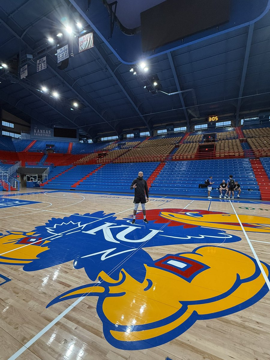 Coach_Torrence's tweet image. Thank you God!
Embrace the journey, celebrate the experiences,& keep letting that orange basketball take you to incredible new heights!
Thank you to coach billself, and Kansas Athletics, Inc. for embracing me like family and helping me experience the rich tradition of KU!!!