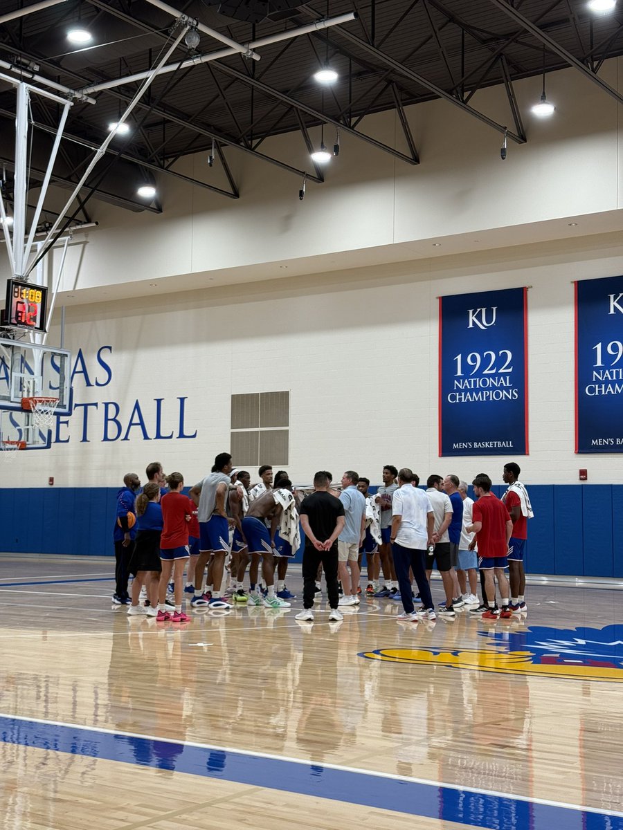 Coach_Torrence's tweet image. Thank you God!
Embrace the journey, celebrate the experiences,& keep letting that orange basketball take you to incredible new heights!
Thank you to coach billself, and Kansas Athletics, Inc. for embracing me like family and helping me experience the rich tradition of KU!!!
