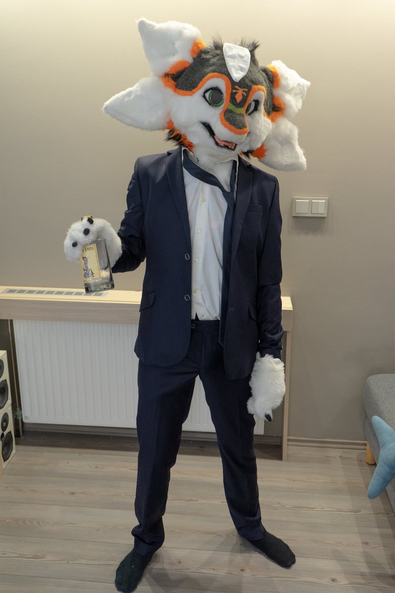 How the business #FursuitFriday starts, and how it going to end.

send help ~

📷<a href="/Maaar10avali/">YourLocalAvali</a>