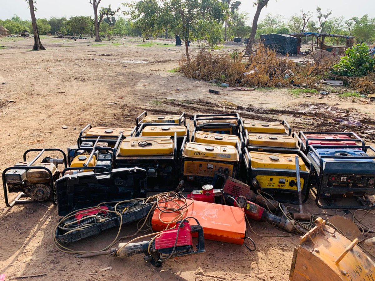 CE JEUDI 12 JUIN UN AUTRE SITE D’ORPAILLAGE CLANDESTIN A ÉTÉ DEMANTELÉ SUR L’AXE ALINGUEL-GOUNDAFA DANS LE SECTEUR DE LA FALÉMÉ. 
C'est dans le cadre de l’Opération ORIENTALE toujours en cours en Zone militaire N°4 . Six individus ont été interpelés. Une dizaine de motopompes,