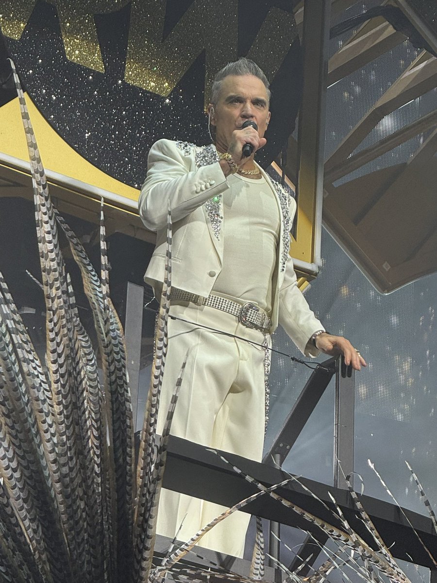 Wayziewoo's tweet photo. @robbiewilliams Amazing last night  night! Thank you xx ❤️🔥👍❤️ https://t.co/WOUomgDusx