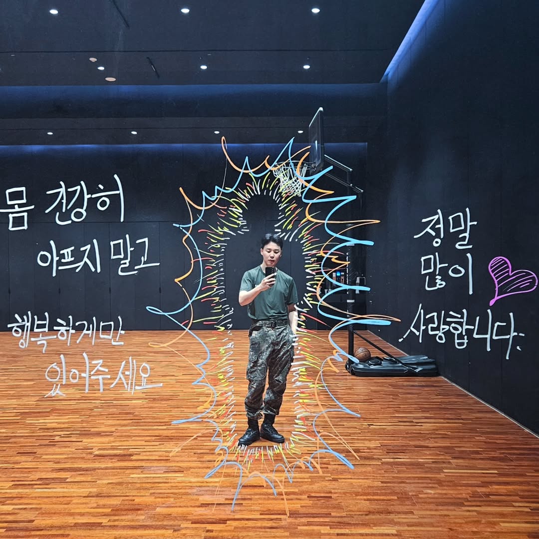 꾸꾸야 고생했다ㅜ
태그할 계정이 없네 근데.. - 지민

근데 너이에 ㅋㅋㅋㅋ