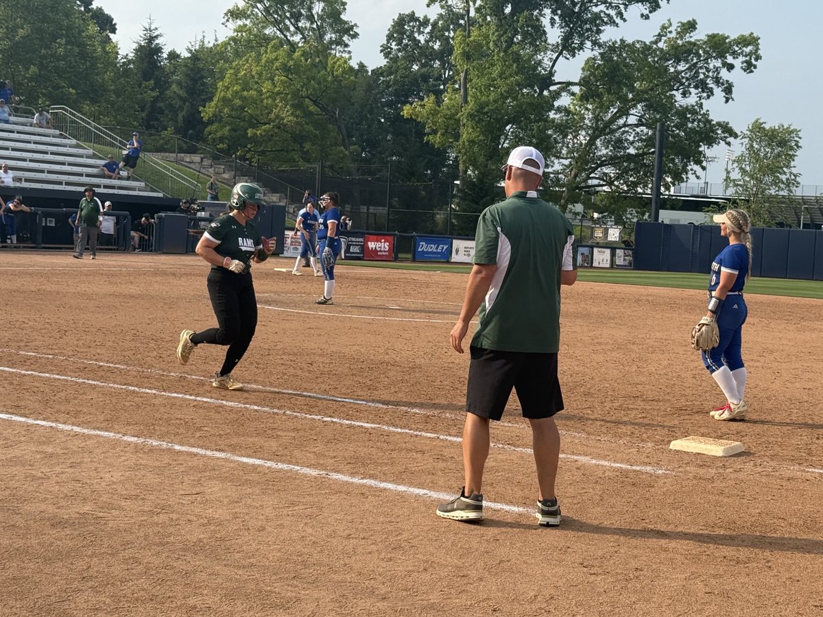 Burke 0-2 count draws a walk. 2 on 1 out. Down 2-1 n 8th.