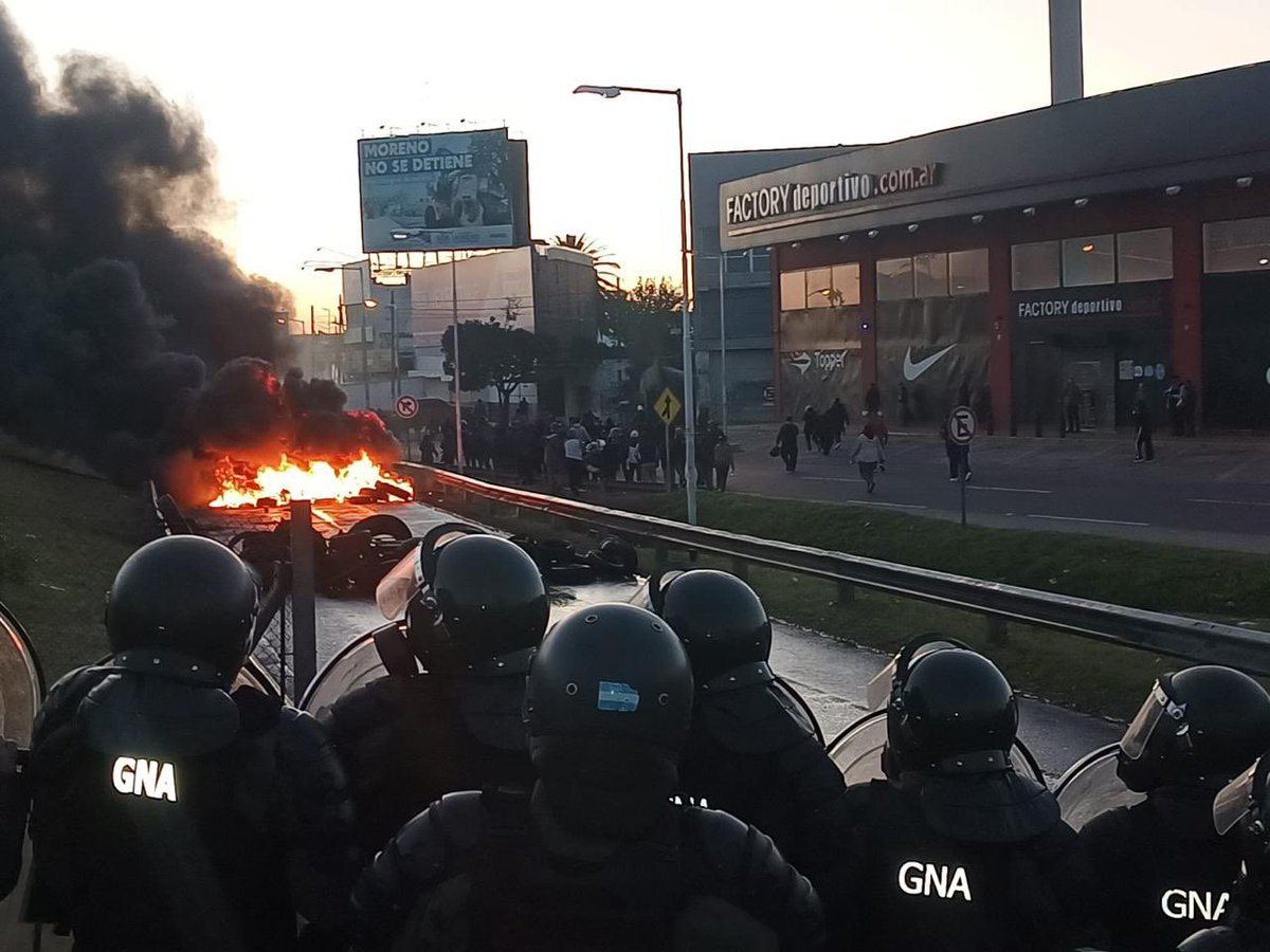 Estamos los que trabajamos todos los días para sacar el país adelante, recuperando el orden y bajando la inflación.

Del otro lado están los que dicen defender a los trabajadores, pero les arruinan la vida cortando calles para defender a una condenada por corrupción.

Frente al