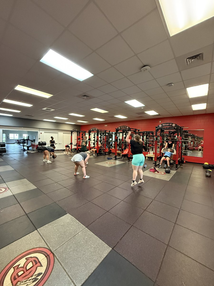 BCladyredskins's tweet photo. Spending June in the weight room! Building more than just strength! #TeamBuilding #CultureMatters #RedskinsSB https://t.co/q1zda4zlgk