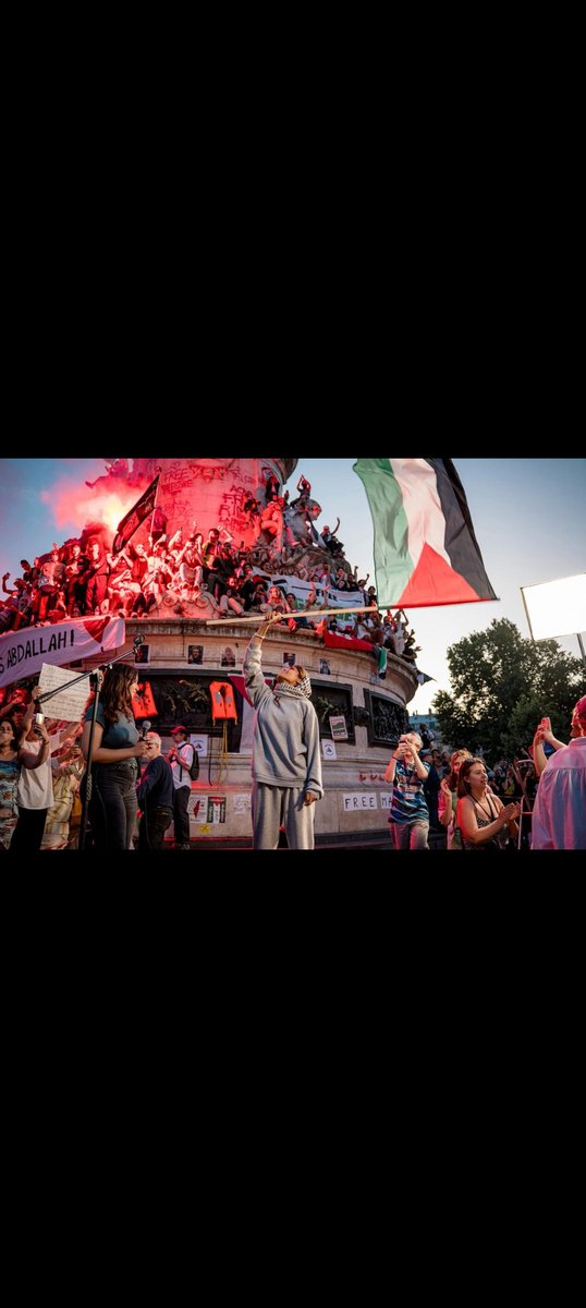 dams_sams's tweet image. Pas d accord avec toi . Cette image est l image de la soirée. Rima avec sa tenue de prisonnière avec le drapeau palestinien et le peuple derrière elle .