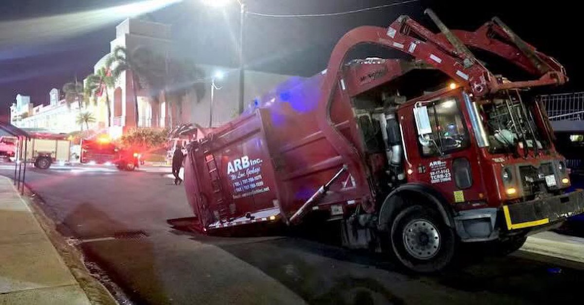 PuebloBayamon's tweet photo. Esta mañana un camión de recogido de basura cayó en otro socavón en Rexville. El municipio siempre apuesta al desarrollo irresponsable y desmedido, aún en contra de los intereses y la voluntad del pueblo. Denunciamos a quienes toman decisiones por intereses ajenos al pueblo. https://t.co/fCLKf29SOh