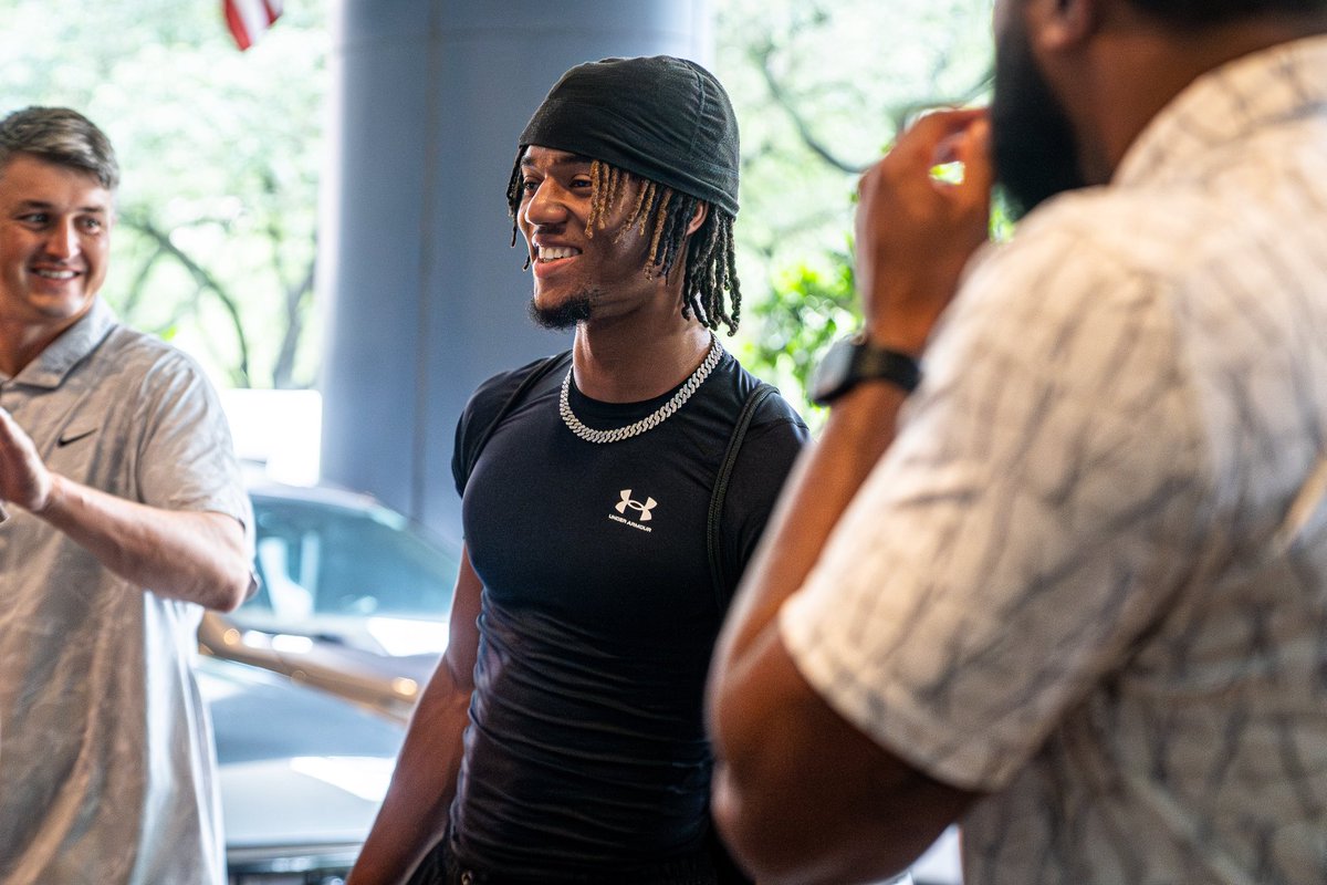 Houston commit 2026 Iowa (LA) three-star WR Jeremiah Bushnell in town for his official visit weekend.

247sports.com/player/jeremia…