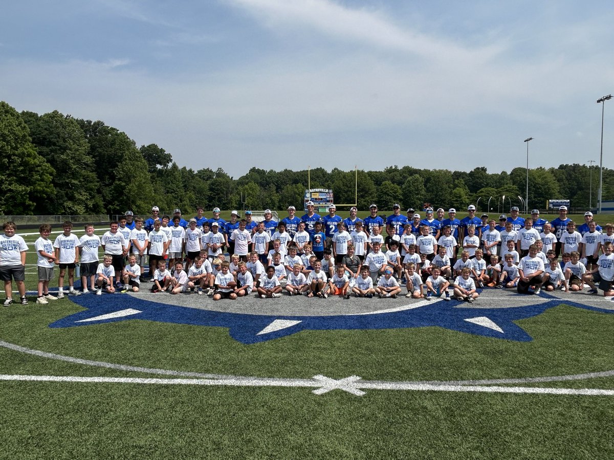 A fantastic week for football!

Our players had a blast and enjoyed our time with the near 90 K-5th graders!

A shout out to our local Edward Jones offices for sponsoring the camp once again and @affinitygraphics_ for the t-shirts!