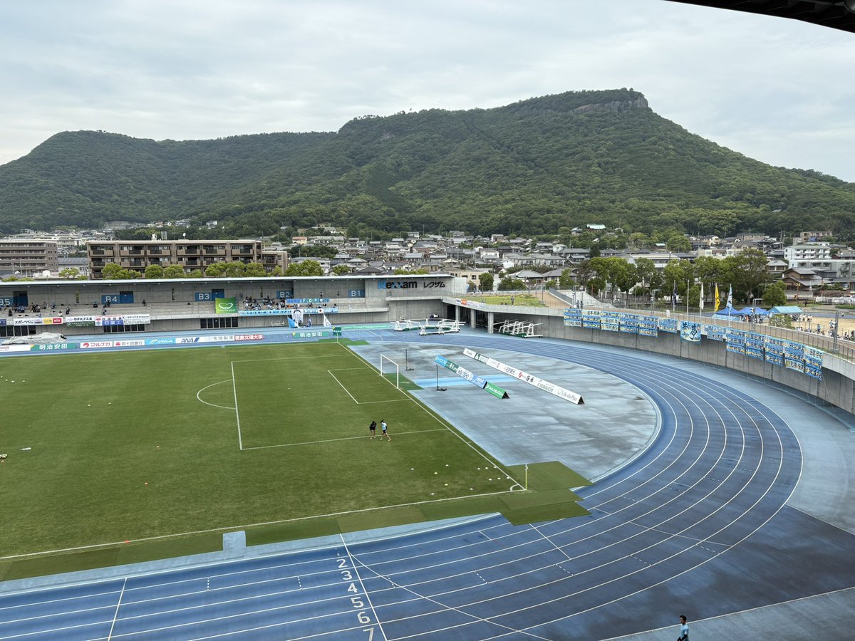 KamaTamaVamos's tweet photo. Here’s the view from the stadium! 🏟️
The blue track really pops, and the pitch feels so close.
It’s a different atmosphere from Pikara Stadium—and just look at Mt. Yashima rising in the background. Absolutely stunning! 🏞️⚽
#kamatamare #Yashima #JLeague https://t.co/lHC7Eu2Xae