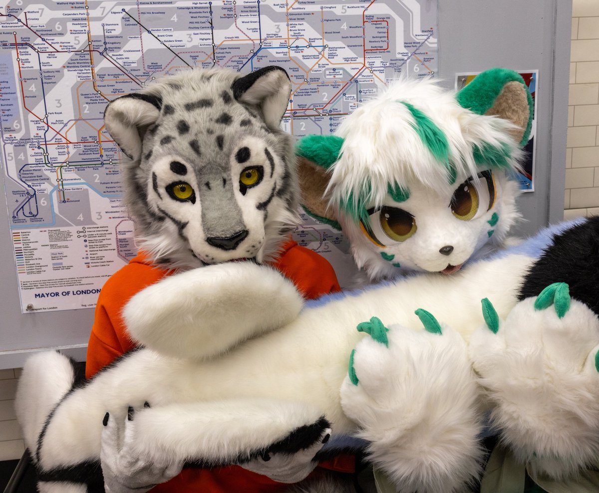 꼬리 먹을만 하네요!

🤍 <a href="/ingBE2/">ing_BE | 잉비</a>
📷 <a href="/biche_fur/">비케/호밀이</a> 

#FursuitFriday