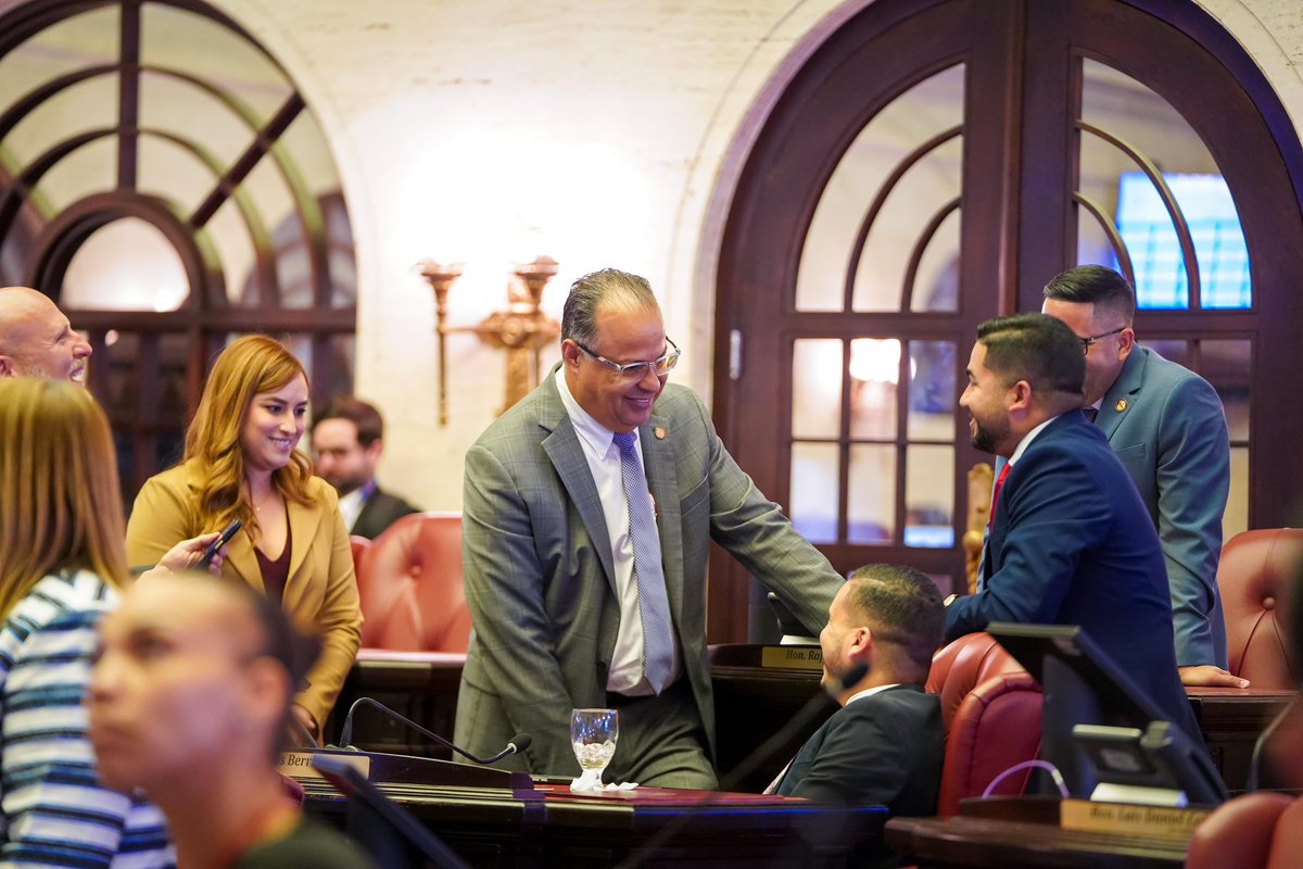 En la sesión legislativa de hoy tuve el honor de fungir como portavoz incidental, participando en los trabajos del Alto Cuerpo.

Además, en mi turno, dirigí un mensaje para celebrar los 199 años del municipio de #Comerío, reconociendo su aportación histórica al desarrollo de