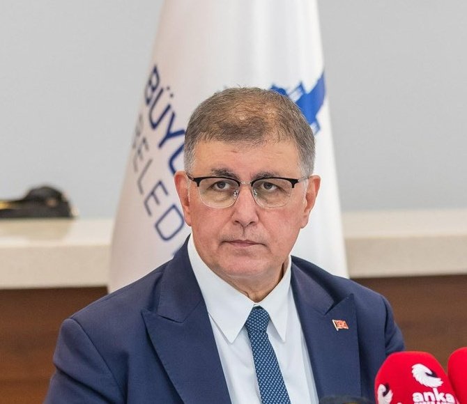 Kahraman(!) ilan etmeye çalıştıkları İzmir Belediye Başkanı Cemil Tugay ilk etapta 800 işçiyi, daha sonra 1,030 işçiyi "ekmeğinden etmeye" hazırlanıyor.
Cemil Bey önceki yönetimi suçluyor; AMA hep CHP'de idi.
Çıkarılan işçilerin yerine kimler alınacak?
Bu nasıl algı,neyin oyunu?