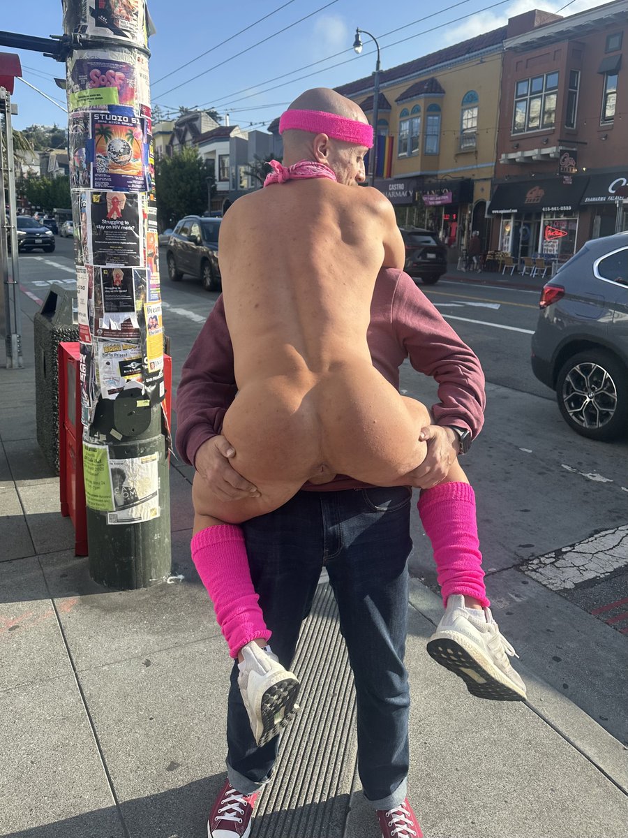 I love with everything I have, freely and openly. Everyone deserves a naked hug 🎀

#gaypride #publicnudity #teamexhib #cmnm