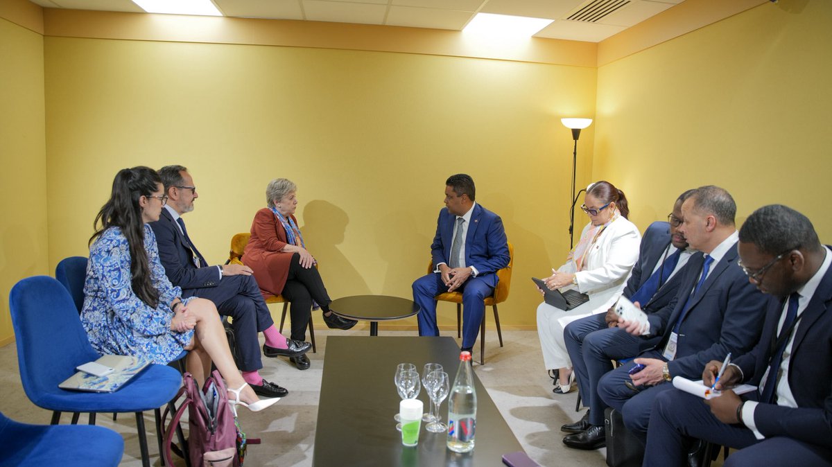 Lsaintcyr's tweet photo. En marge de la #UNOC3, à Nice, j’ai échangé avec la Ministre de l’Environnement et des Ressources naturelles, ancienne Chancelière du Mexique, Mme Alicia Bárcena.
Je salue l’engagement du Mexique pour son appui concret au rétablissement de la sécurité, à la mise en œuvre de l’agenda de la transition et à la construction d’un avenir meilleur pour nos deux peuples.