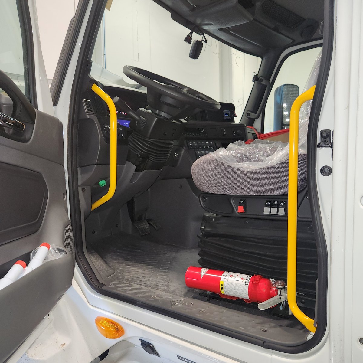 FontaineMod's tweet image. At Fontaine Modification, safety is built into every detail—like our custom-installed grab handle for International medium-duty trucks. 

✅ Enhances driver safety
✅ Supports OSHA best practices
✅ Engineered to integrate seamlessly with OEM specs

fontainemodification.com.