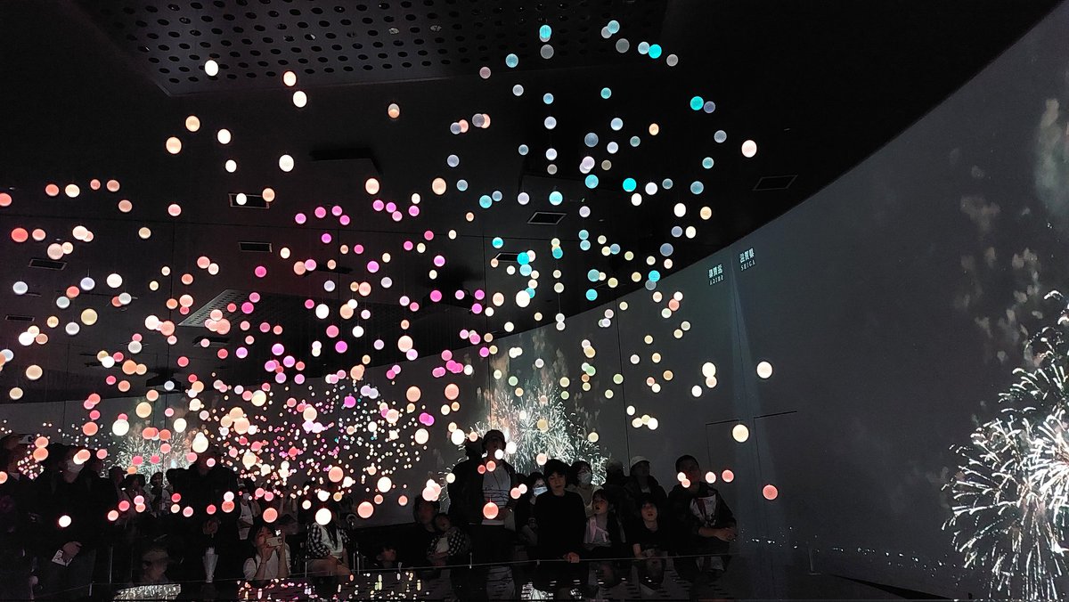 関西パビリオンの中の滋賀ブース、映像にあわせてこの玉が上下に動きつついろんな色になるのでとても美しいからオススメ😃