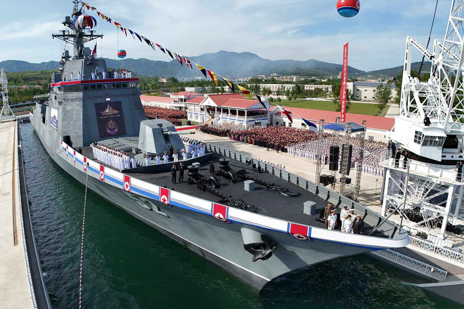朝鮮戦争 カナダ海軍フリゲート、北朝鮮籍船舶の「瀬取り」に対する警戒