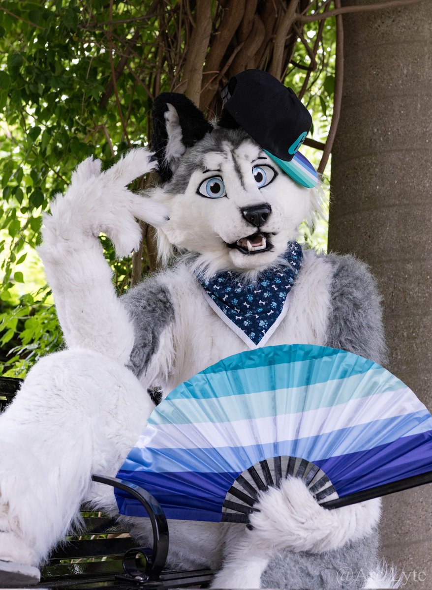Nights says hey ;) Happy Pride! 💙 #HappyPride

🐺: <a href="/SSC_Costumes/">StormfireStudiosCostumes/FirestormSix</a>
📸: <a href="/Arc_Lyte/">Arc Lyte 🔜 FWA-AC-IFC</a>