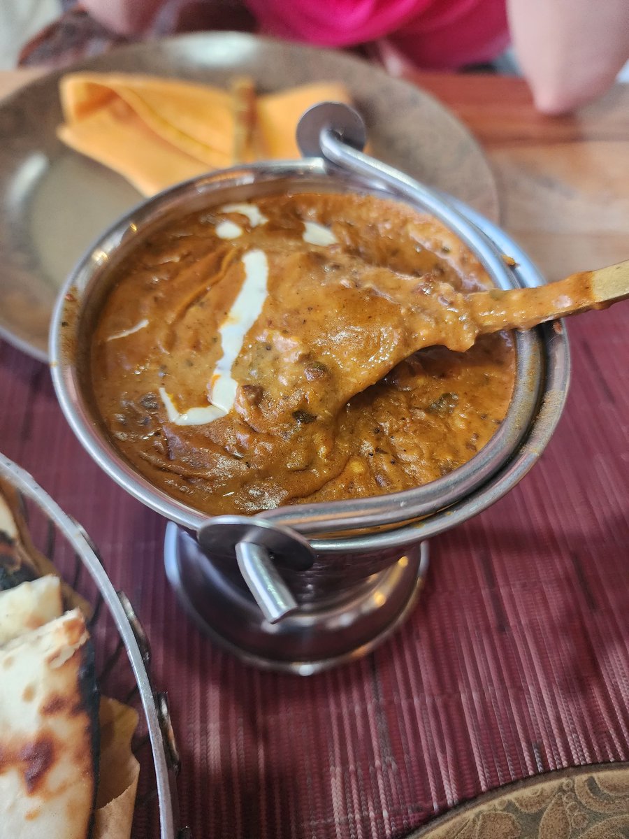 昨夜、ハシゴ2件目で「あちらのお客様からです」とウイスキーの差し入れがあったのだが、マサラチャイに変更。70代の紳士はホテルオーナーで、いつでも遊びにおいでと。

カフェイン絶とうとしてたの忘れてた！
チャイは濃厚で美味しかった✨
久々のココナッツエビカレーも、ビリヤニもドーセも美味！