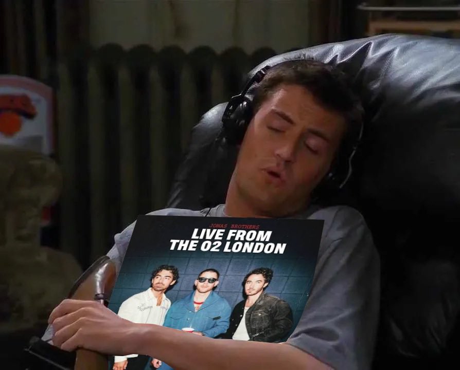 VampireKatie01's tweet photo. Me listing to the Jonas brothers live Album https://t.co/rbC8gRC2We