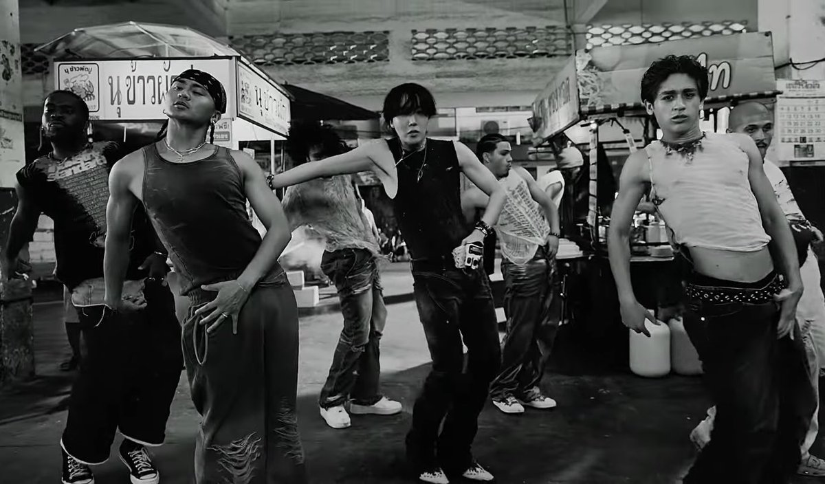 เจโฮปกับเอ็มวีที่มีความเป็นไทย100% ภาษาไทย แท็กซี่ไทย ร้าน นุ ข้าวผัดไทย รถเข็นไทย เสาไฟไทย ใช้ฉากและสถานที่ในไทยก็นำเสนอเซตติ้งประเทศไทยแบบไม่กั๊กไม่แอบความเป็นไทย ไม่กลัวตม.เกาหลี ไม่กลัวชาตินิยมเกาหลี ไทยตะโกน ไทยแท้ ไทยท้องถิ่น ไทยแบบเคยเกิดและโตที่ไทย คนเกาหลีคนแรกมากมึง