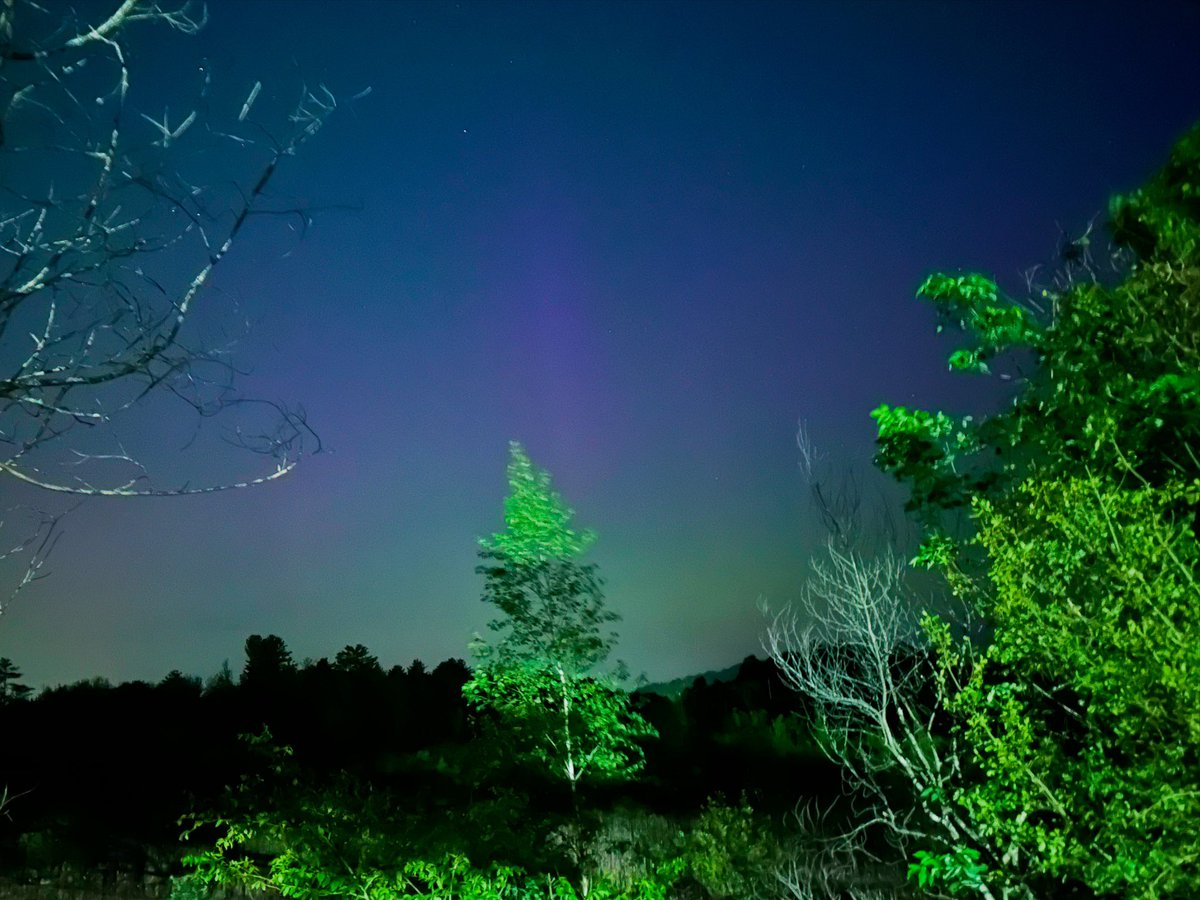Caught the Northern Lights for a second straight week, this time a touch of purple and yellow with a distinct pillar in the middle!

Taken in Lebanon, NH just before 11 PM

#northernlights