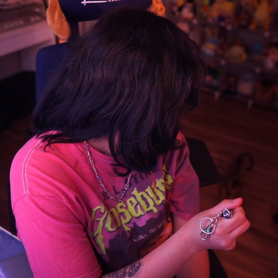 🔴 She's playing Apex tonight 🐾
🎥Livillon