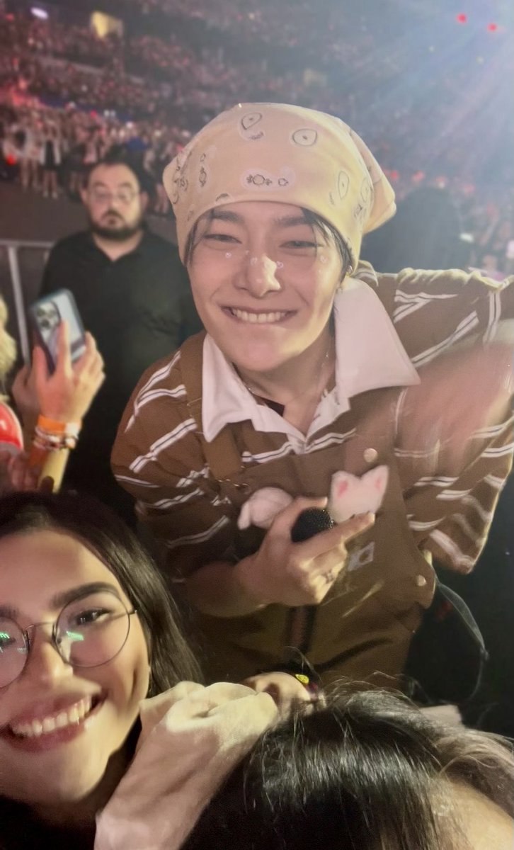 handulcet's tweet photo. can’t stop thinking of jeongin again :(  the fact that i had a poster asking to take a dimple selfie together but i forgot to hold it up 😭 it was meant to be 

#dominATE_Arlington 
#I_N #아이엔 https://t.co/7y1BY0zzzu