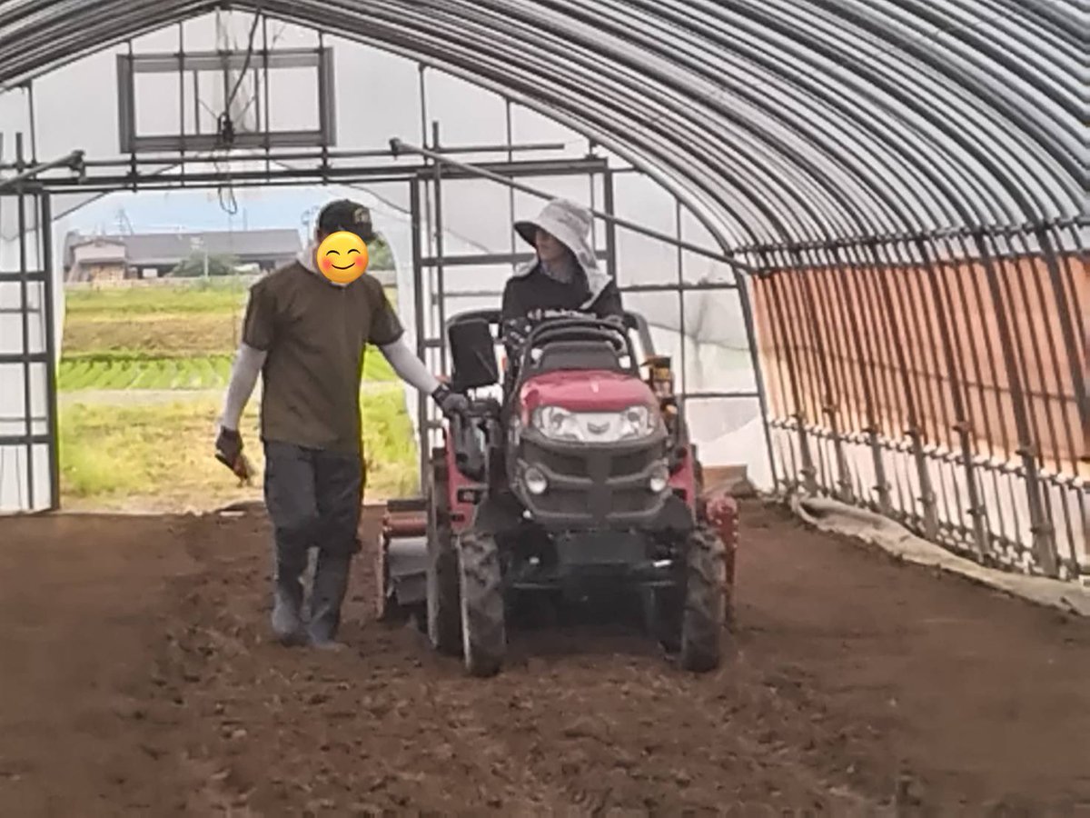 ninja_ri_vanvan's tweet photo. 旦那の指導のもと
トラクターに乗りました🚜
ネギの苗もうえました🌱
こうやって準備するんだ〜👀
こうやってうえるんだ〜👀
たくさん勉強になりました！！
みんな冬まで待っててね𓂃𓈒𓏸︎︎︎︎ 🕊
 #雪中軟白ネギ #農家の嫁 #修行中 https://t.co/okE3U5Rxhu