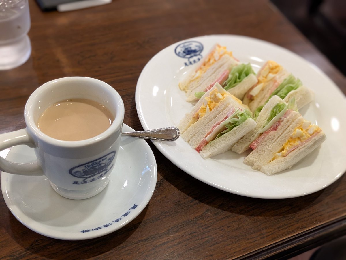 あらためて。。
絵のまち通り商店街にある老舗
浪漫珈琲　
閉店間際17時30分の店内。私ひとりのいい時間。。。
ごちそうさまでした。