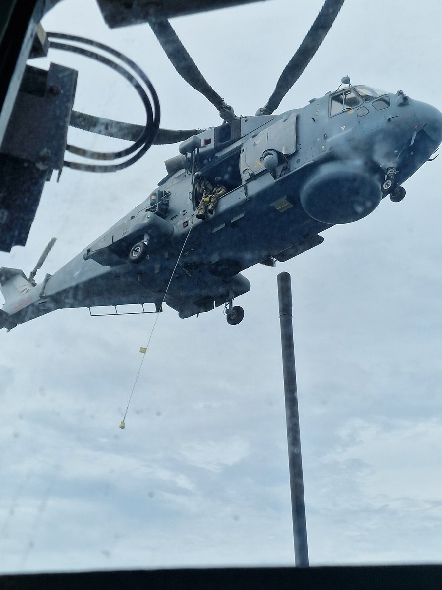 HMS_Richmond's tweet image. Disembarkation at pace... Not for the faint-hearted!
Exceptional flying and winching skills from the crew of our Merlin Helicopter.
#FlyNavy
#CSG25
@RNASCuldrose