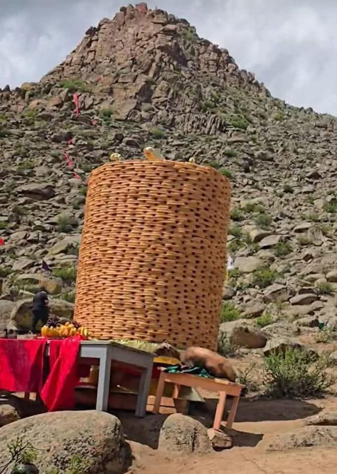 Уул хангай хайрхан нь идээндээ пологдоноо