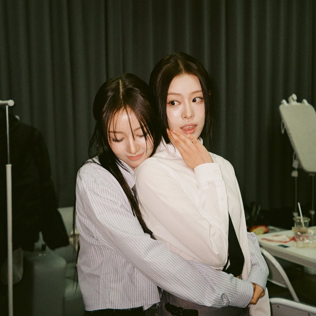 saenafiles's tweet photo. jihyun hugs 🫂 https://t.co/6r4CwT01Uy