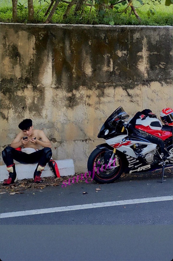 有人無聊到，開始研究自己的手指😅

📷：辣個男倫

#BMWS1000RR
#DAINESE連身皮衣 
#Alpinestars手套 
#Alpinestars賽車靴
#SHOEI安全帽