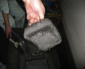 DynamicToolsDT's tweet image. タンク内に還流された油やクーラントから鉄系（磁石に反応）スラッジを簡便に取り除く製品です。 強力磁石が上面及び側面に強い磁力を発揮します。底面はタンクへの固定用に弱く磁力を保持します。  ＃クーラントタンク ＃機械加工 ＃環境改善 ＃マグネット