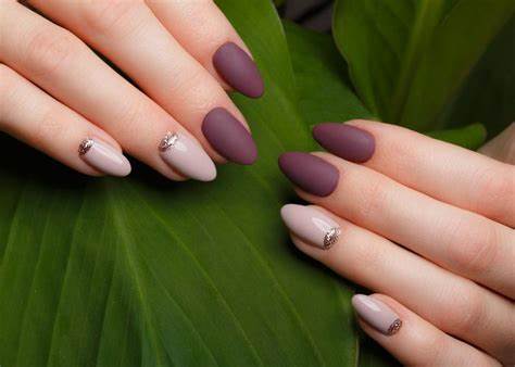 💅✨ Las uñas almendra son el toque perfecto para manos más estilizadas y rejuvenecidas. Elegantes, versátiles, no pasan de moda y nunca fallan 💖

Un estilo sencillo, pero siempre se nota. ¿Ya las probaste? 😉

#UñasAlmendra #Tendencias2025  #CadenaRadio