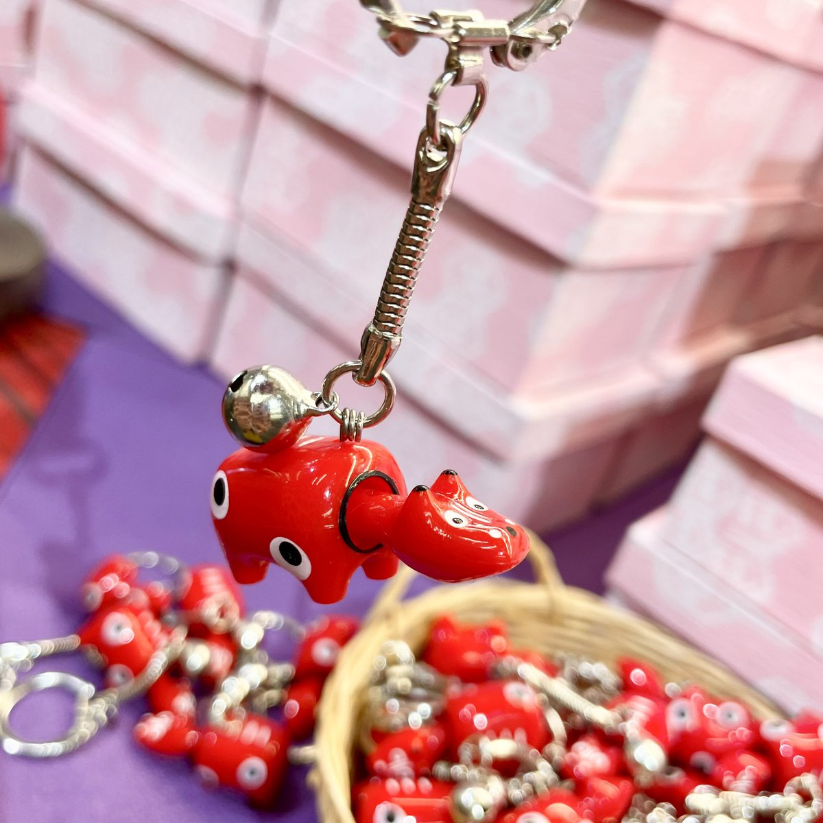 ロングセラーの赤べこキーホルダー。 顔も模様も、手描きです。 クリア