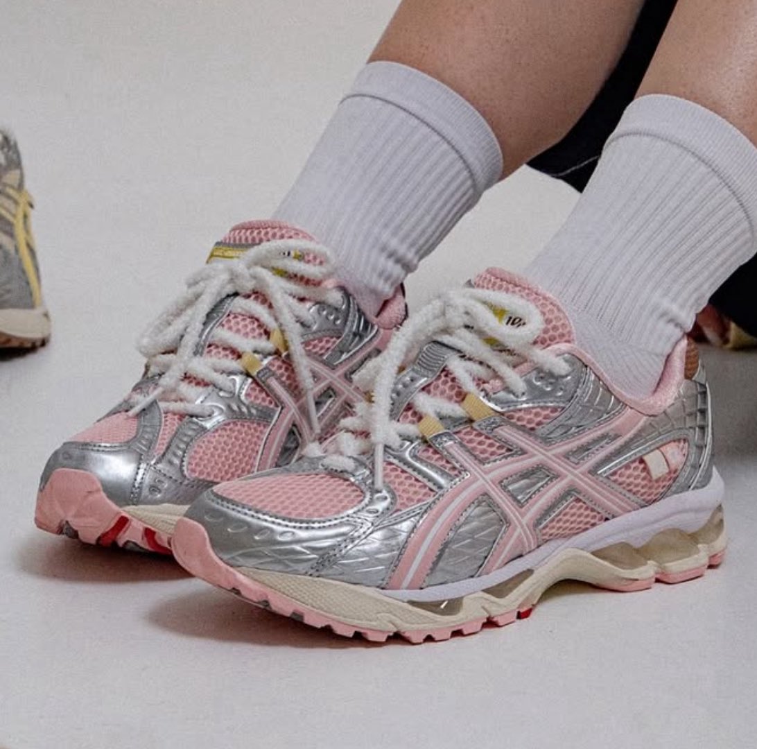 JustFreshKicks's tweet image. Releasing at 11am ET 🍨
VANDYTHEPINK x atmos x ASICS GEL-NIMBUS 10.1 "Banana Split"
=&amp;gt; sovrn.co/1o4fy1p