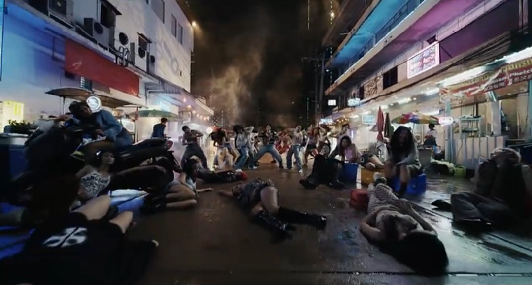 ข้าวผัดปู ผัดไท เวทีมวยปทุมธานี แท็กซี่ คือพี่โฮปใส่ซีนในMV KILLIN’ IT GIRL แบบฉ่ำๆ ไทยแลนด์ที่แท้ทรู 
#JHOPE 
#jhope_KllinItGirl