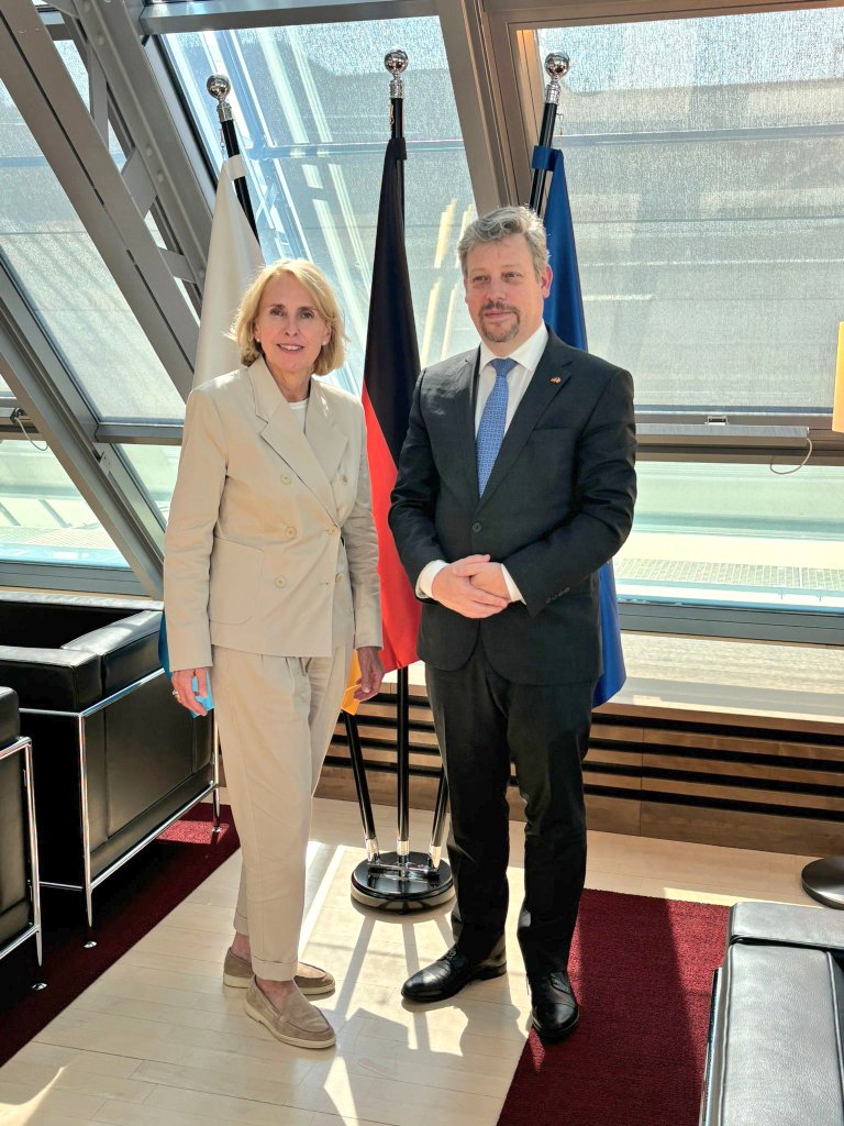 Botschafter Piet Heirbaut (@belbotschaft) on Twitter photo Vielen Dank an Staatsrätin Karolina Gernbauer für das herzliche und produktive Gespräch in Berlin. Wir bringen die Partnerschaft zwischen #Belgien & #Bayern weiter voran. Wir freuen uns auf die zukünftige Zusammenarbeit! 🇧🇪🇩🇪🇪🇺 <a href="/Markus_Soeder/">Markus Söder</a> #Diplomatie #Bayern #Belgium Vielen Dank an Staatsrätin Karolina Gernbauer für das herzliche und produktive Gespräch in Berlin. Wir bringen die Partnerschaft zwischen #Belgien & #Bayern weiter voran. Wir freuen uns auf die zukünftige Zusammenarbeit! 🇧🇪🇩🇪🇪🇺 <a href="/Markus_Soeder/">Markus Söder</a> #Diplomatie #Bayern #Belgium