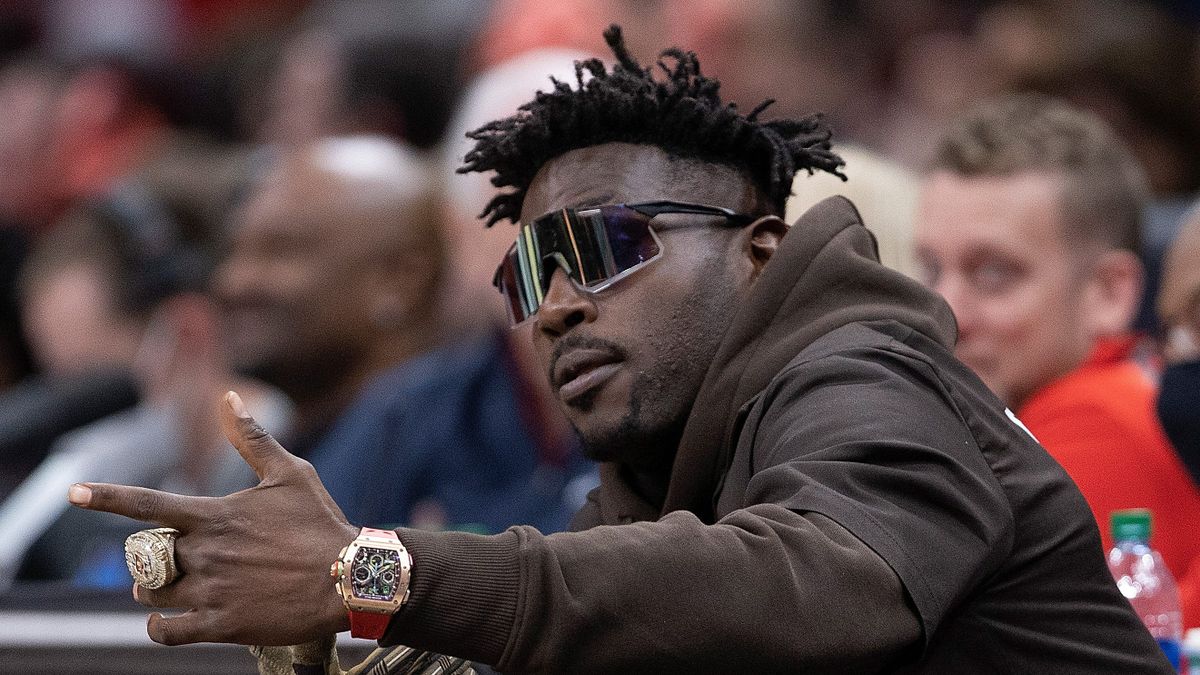 Ex-NFL player Antonio Brown wanted on attempted murder charge touchdownwire.usatoday.com/story/sports/n…