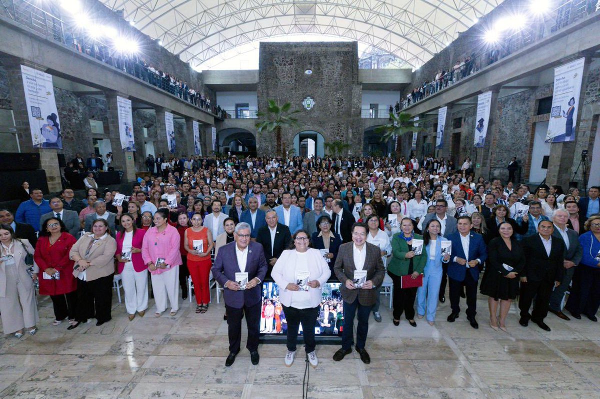 SnteNacional's tweet photo. El #SNTE, dirigido por el Mtro. Alfonso Cepeda Salas, y la Secretaría de las @mujeresgobmx, encabezada por @CitlaHM, firmaron un convenio para promover la #CartillaDeLosDerechosDeLasMujeres y la Red #TejedorasDeLaPatria. Juntos, por un México más justo e igualitario. https://t.co/PxjjfmsXkZ