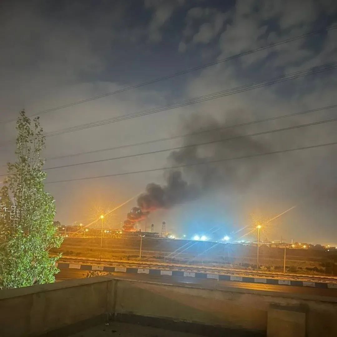 ⚡BREAKING

 Israel conducts 'preemptive strike' on Iran.

Iran State TV reported that Explosions were heard Friday morning in Tehran.

#Iran